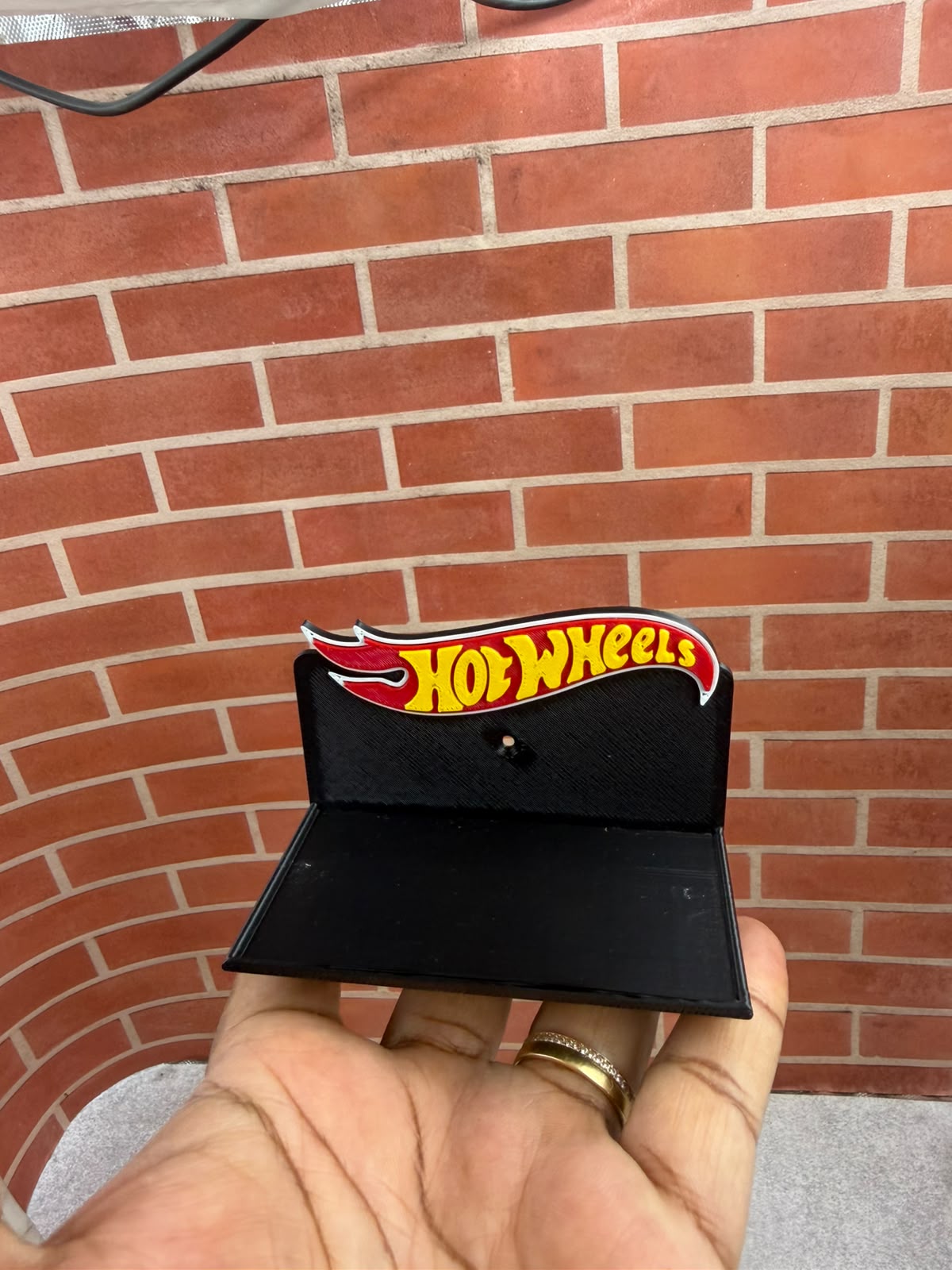 HW logo single stand