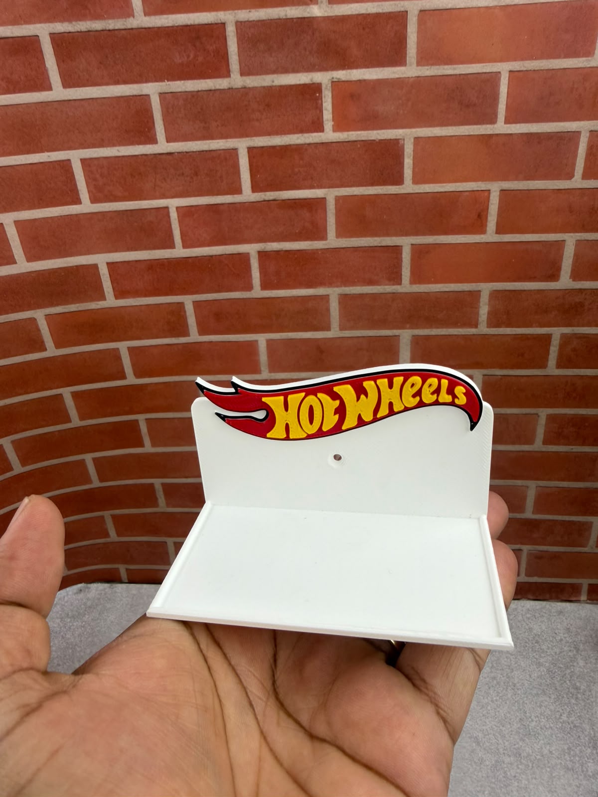 HW logo single stand