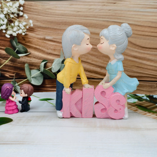 Kissing Couple Show Piece